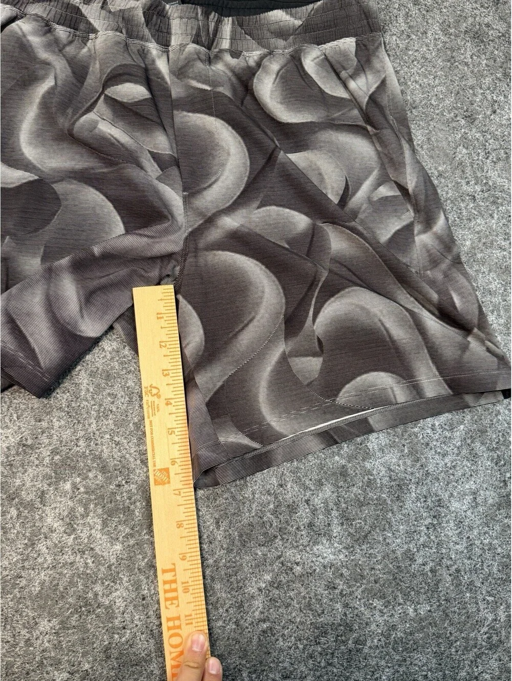 Lululemon Pace Breaker Shorts Men’s Large Black Gray Abstract Print Lined 7” Gym